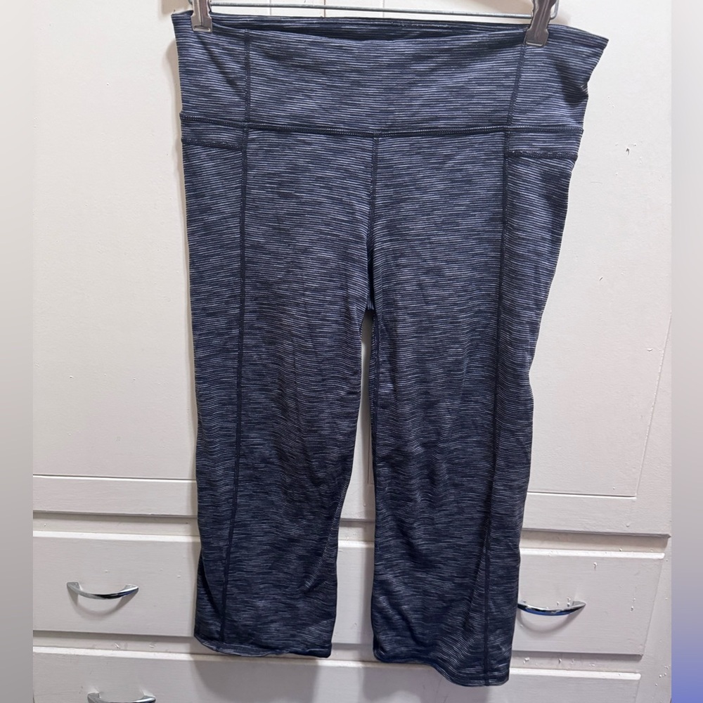 Athleta grey/black/white energy Power Up Capri Legging size L